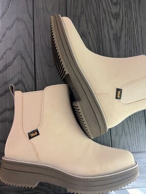 Teva Women's Light Beige Chelsea Lug Booties